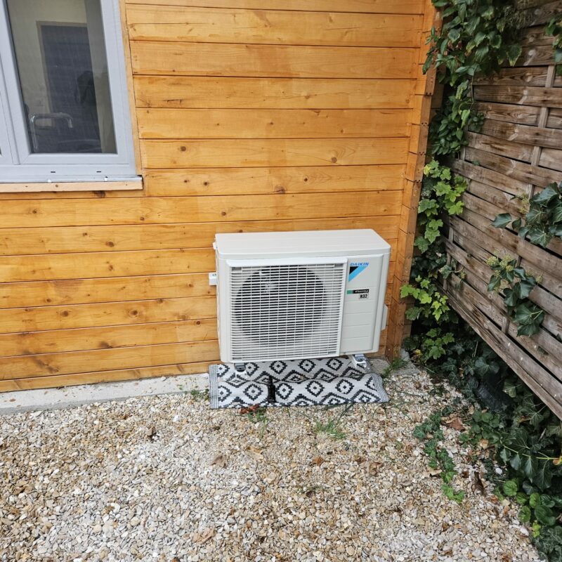 une installation d'une pompe à chaleur Daikin  à Chelles 77500-1